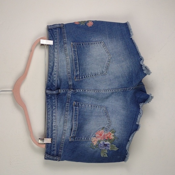 Torrid Embroidered Strategically Faded Cut Off Jean Perfect Summer Shorts EUC - Picture 4 of 13